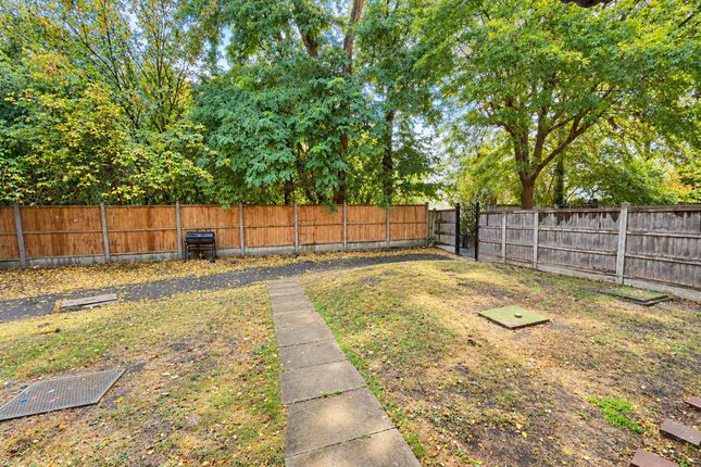 6 York Close, London photo 4