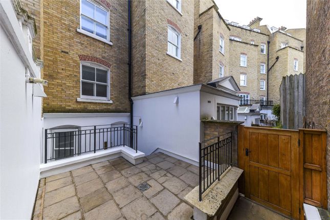 Flat to rent in Observatory Gardens, London