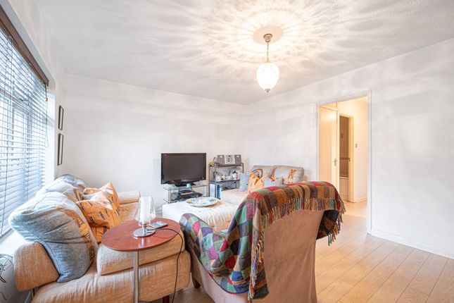 Thumbnail Maisonette for sale in Page Meadow, Mill Hill, London