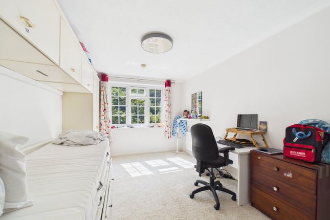 43, Kingfisher Drive, Surrey photo 4