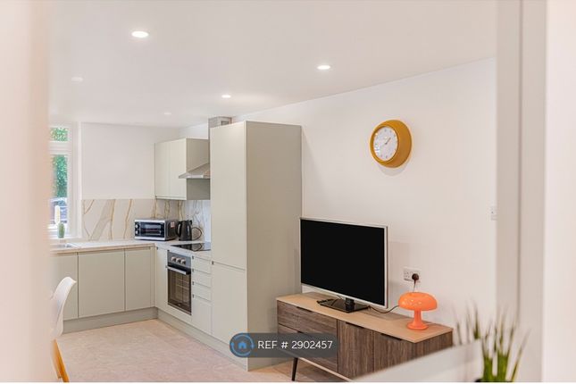 Pickwick Court, West Park, London photo 5