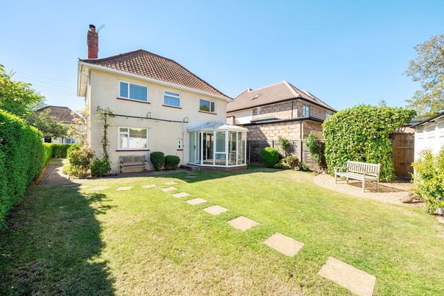 24 Rosebery Crescent, Kingfield, Woking photo 2