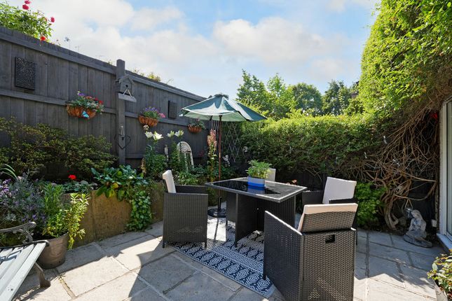 19, Scraith Wood Drive, Sheffield photo 4