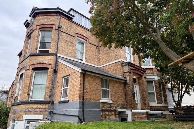 1-bed flat on Cromwell Parade, Scarborough, £475/mo