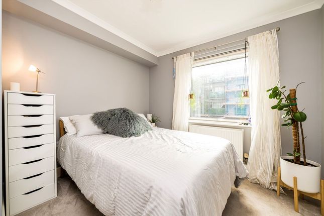 Evan Cook Close, London photo 5