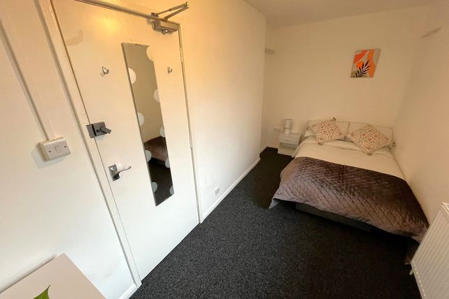 Room to rent in Layton Avenue, Mansfield