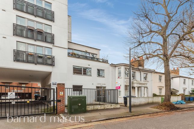 Flat for sale in Peckham Grove, London
