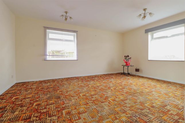 47, Helmores, Basildon photo 4