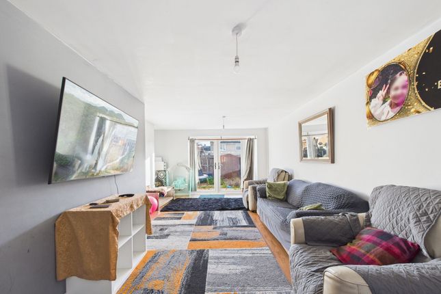 3 Spring Close, Huntingdon photo 3