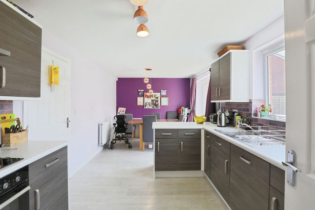 8, Enstone Way, Warwick photo 4