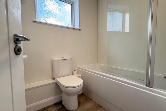 8 Jefferson Court, Warwick Road, Redhill photo 5