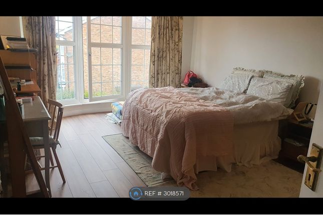 St James Close, New Malden photo 4