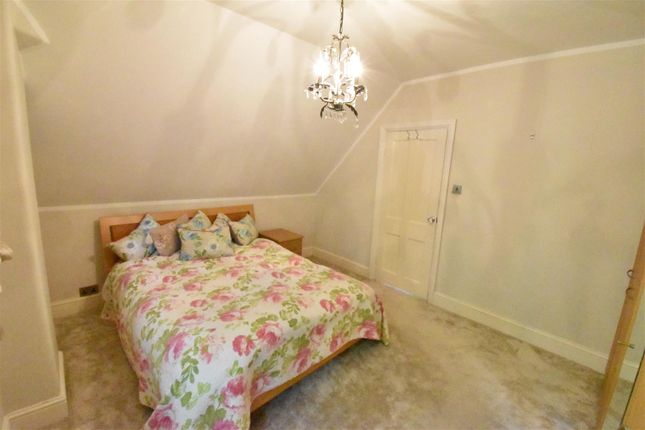 Flat to rent in Lovelace Road, Long Ditton, Surbiton