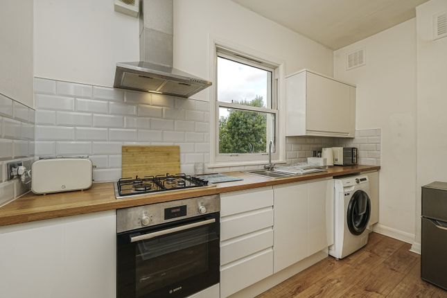 Flat 3, 72, Parkview Road, London photo 2