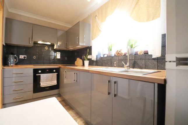 Thumbnail Flat for sale in Walkers Close, Scunthorpe
