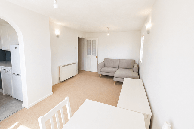 140 Brimfield Road, Purfleet On Thames photo 3