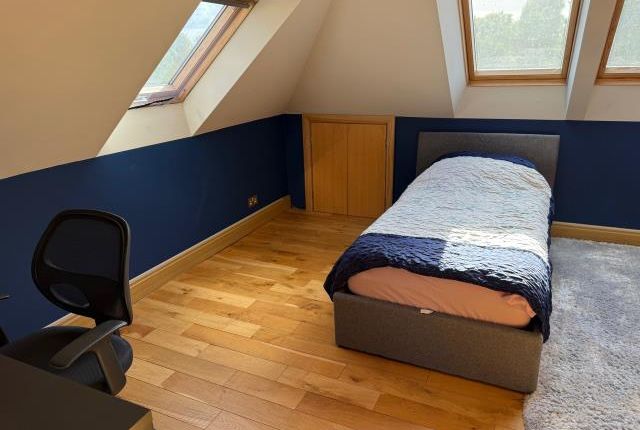En Suite Room, 7, Queen Mary Close, Surbiton photo 2