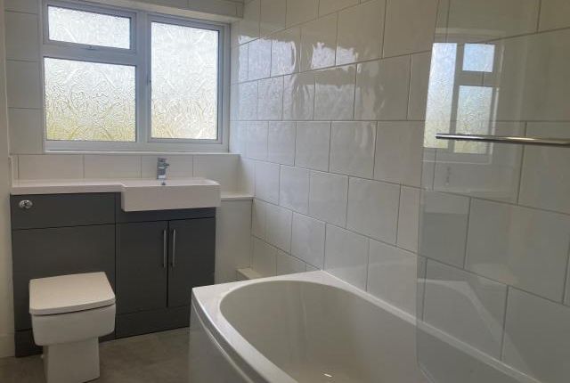 15b, Roosevelt Road, Witney photo 2