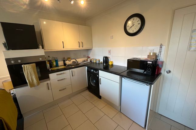 Flat 3, Farnham Court, Bond Lane photo 3