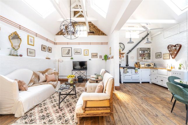 1-bed house on Crown Cottage,, Crown Yard, St Margarets, £2,750/mo