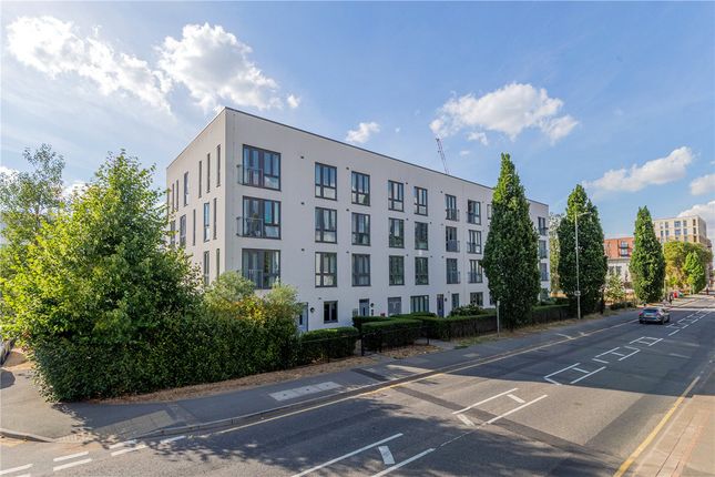 Thumbnail Flat for sale in Broadwater Road, Welwyn Garden City, Hertfordshire