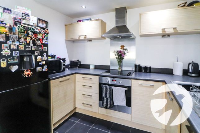 98, Tanners Close, Dartford photo 2