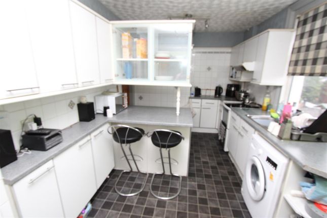 37, Wharncliffe Drive, Bradford photo 3