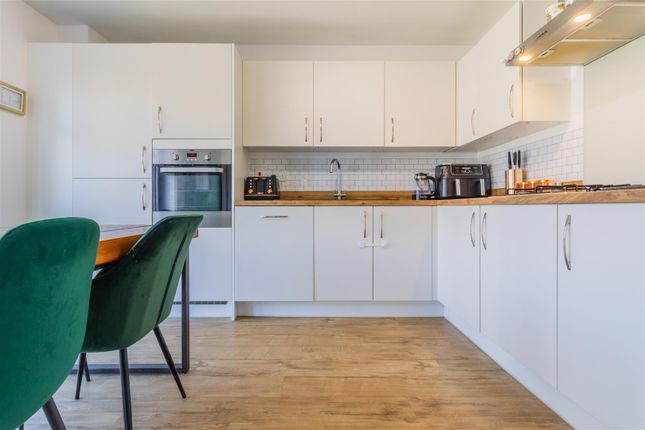 28, Moorhen Grove, Southam photo 4