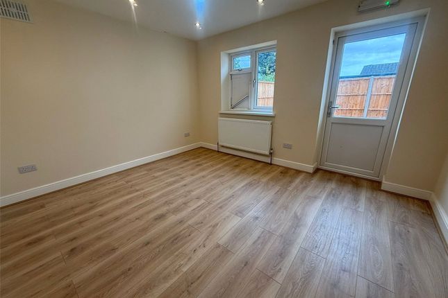 Flat 1, Sutton Lane, Slough photo 4