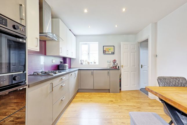 3, Calvinia Close, Basildon photo 4