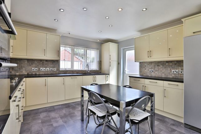 10, Fitzwilliam Close, Bournemouth photo 4