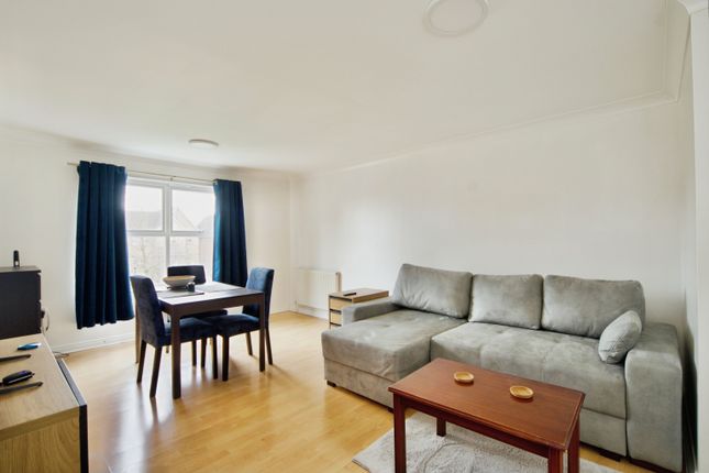 81, Cobham Close, Enfield photo 2