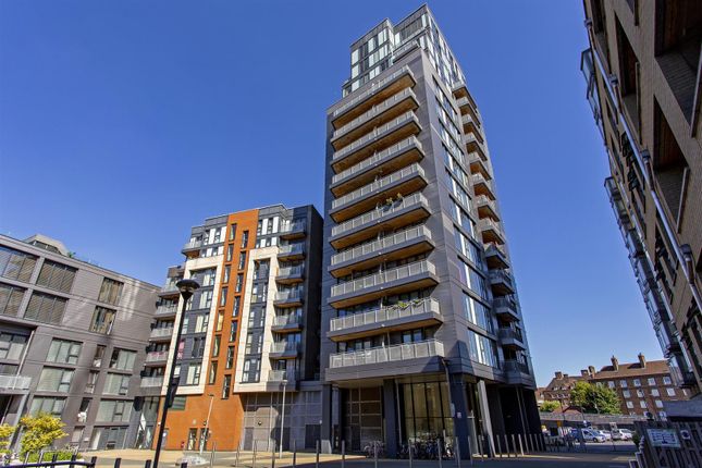 Thumbnail Flat to rent in Taylor Place, London