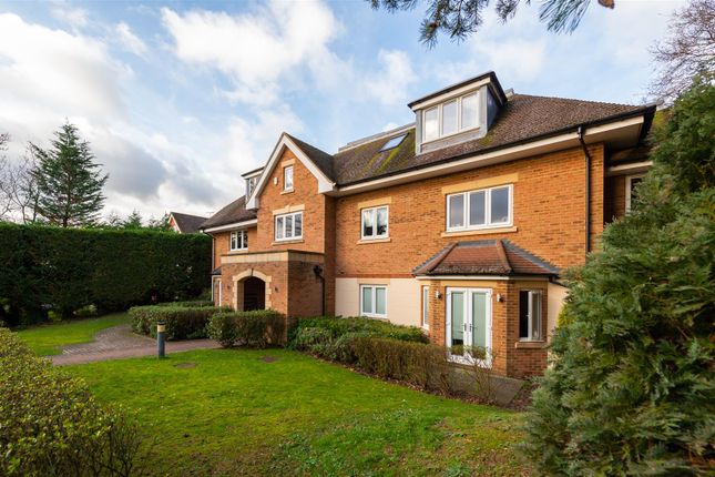 Thumbnail Flat to rent in Park Lane East, Reigate
