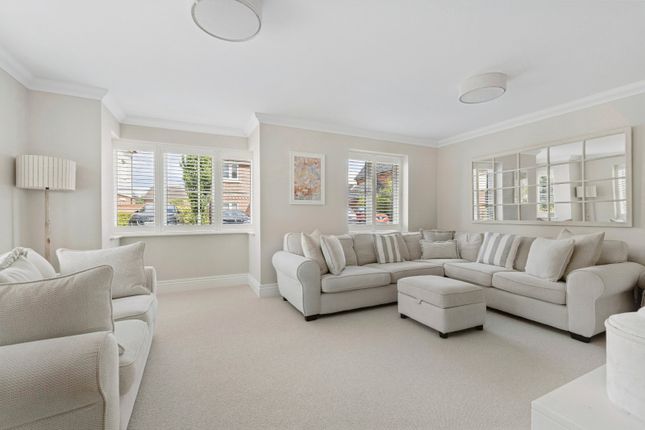 29, Skylark Place, Farnham photo 4