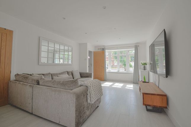 7, Hadleigh Gardens, Frimley Green photo 2