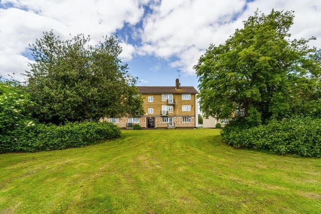 Thumbnail Flat for sale in Longfield Crescent, Tadworth
