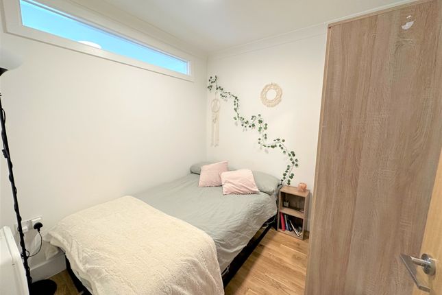 Flat 2, 2a, Antrobus Road, Chiswick photo 3