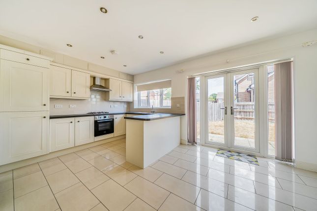 3, Rockfield Drive, Luton photo 2