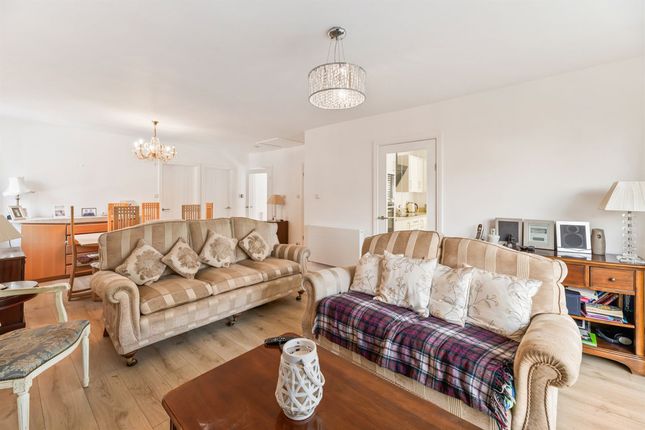 8 Cambridge Gardens, Frodsham photo 3
