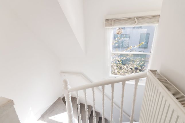Flat 4, 2, Thorney Hedge Road, London photo 4