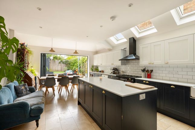 15 Preston Road, London photo 2