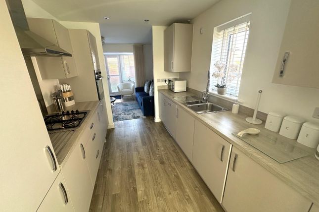 61, Redlands Way, Swindon photo 3