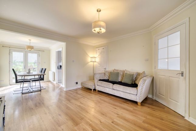 14 Daisyhill Road, Blackburn photo 4