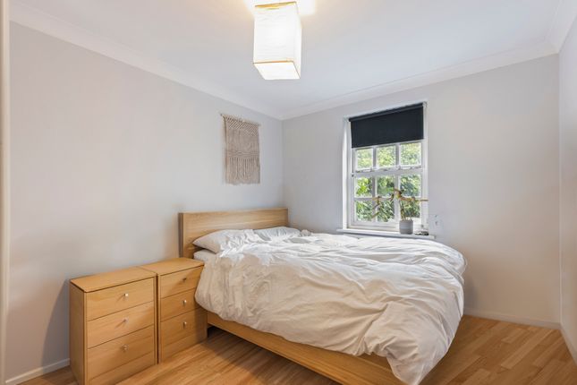 Flat to rent in Albany Mews, London