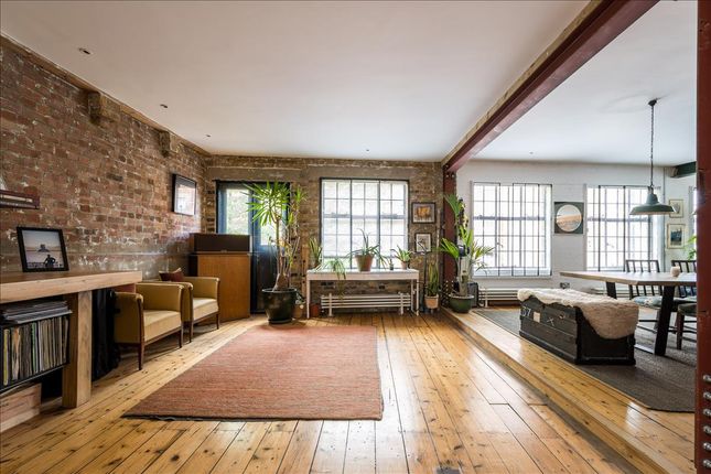 Flat for sale in Minerva Street, Bethnal Green
