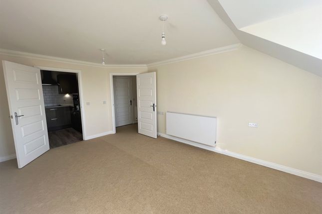 Flat for sale in Botley Road, Park Gate, Southampton, Hampshire