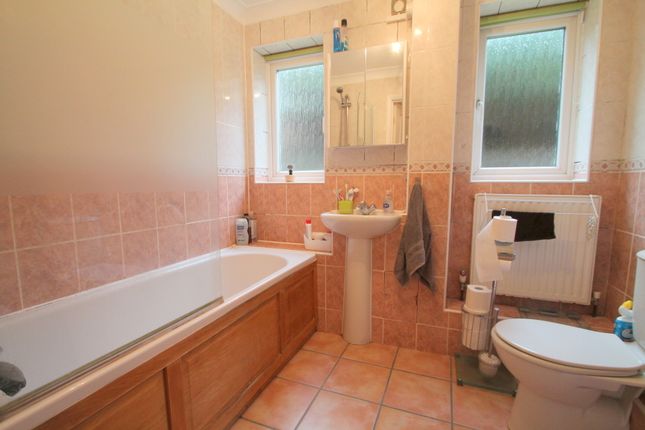 Barfield Court, Redhill photo 5