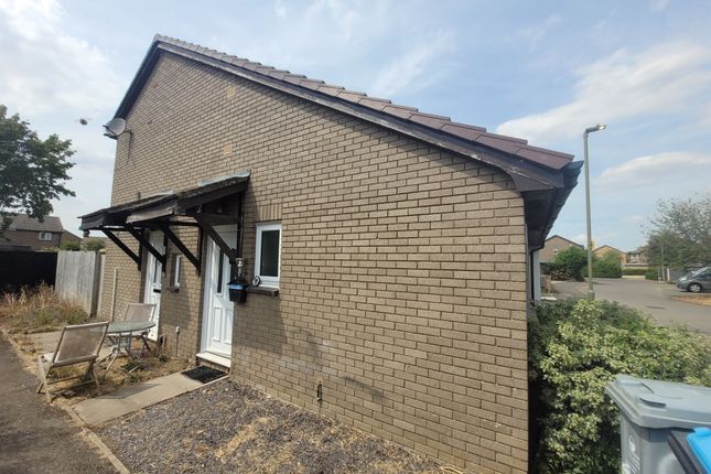 Studio semi-detached on 96, Bracken Close, Carterton, £130,000