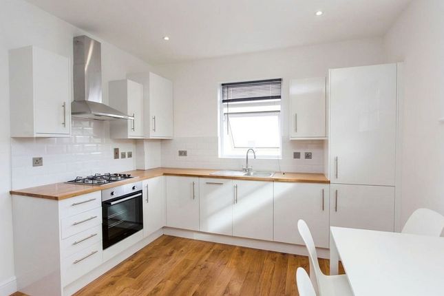 56b Hoppers Road, London photo 3